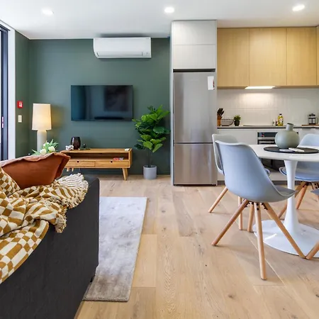 Unbeatable Central City Location 2 Bed Single Lvl